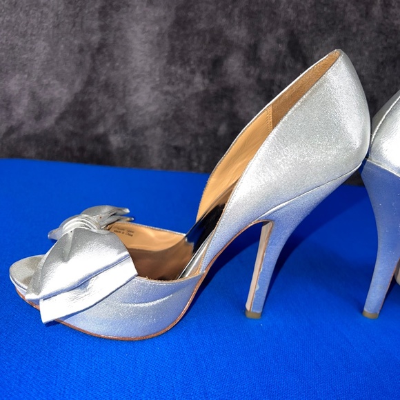 🚫SOLD! |•BADGLEY MISCHKA•| Gorgeous Satin Silver Peep Toe Hidden Platform Heel - Picture 11 of 16